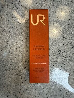 UR Foaming Lip Scrub